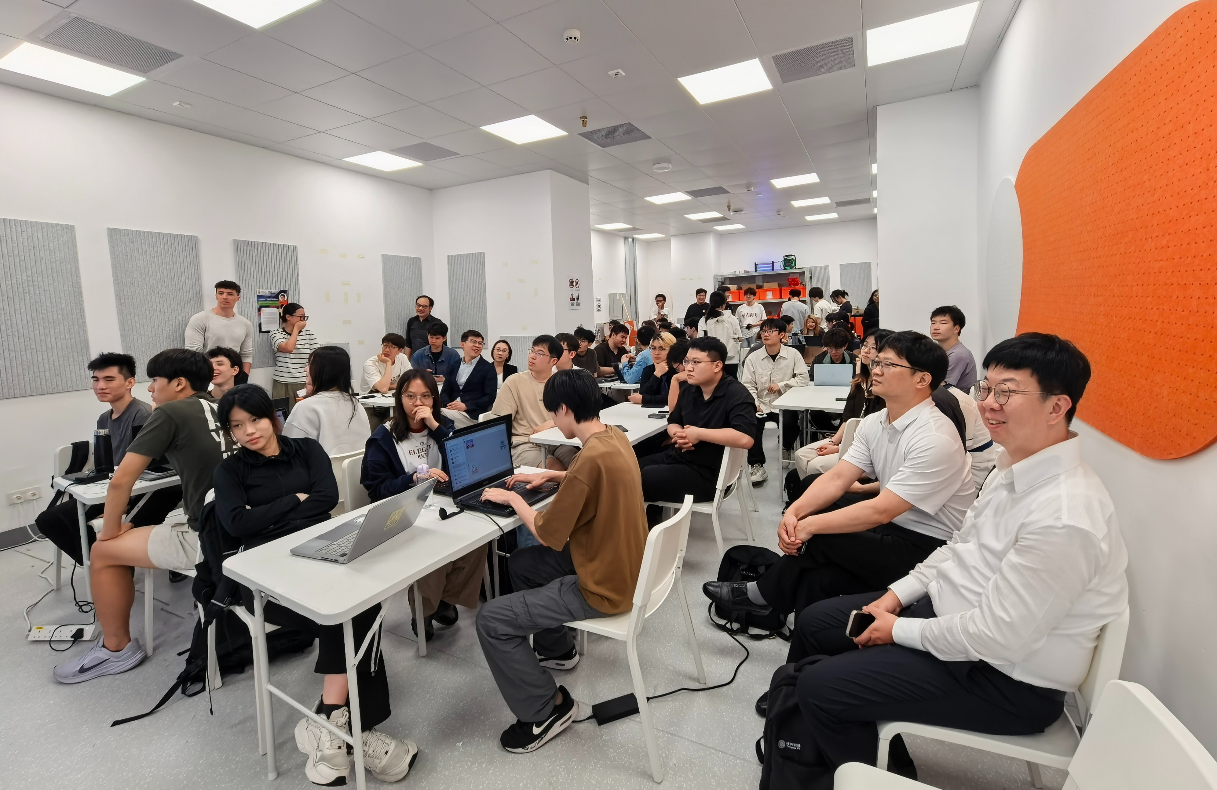 20260603-清华学子赴香港调研高校双创生态-教务处-在香港大学科创交流和随堂听课-2.jpg