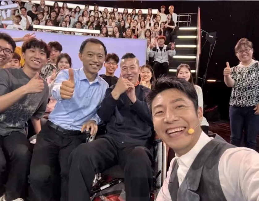 20260413-清华育人故事之生医工程学院洪波-研工部-首例患者以及课题组同学做客央视一套《开讲啦》.png